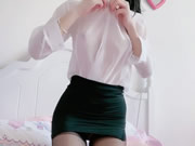 小濕妹脫掉制服黑絲正在享受手淫的高潮感覺